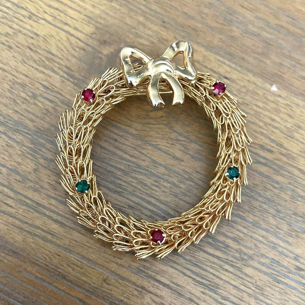Wire Work Holiday Wreath Vintage Gold Tone Brooch Pin Red Green Rhinestones